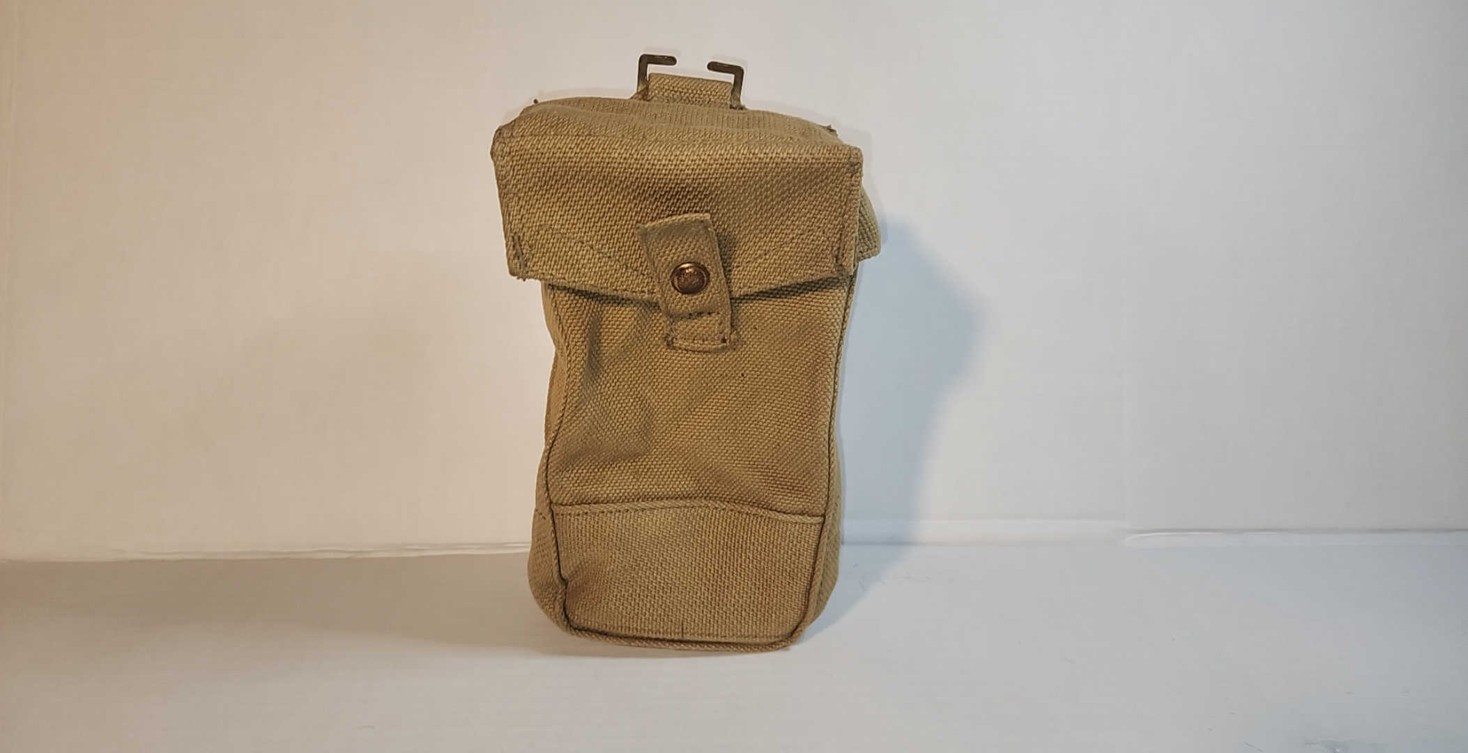 Additional utility pouch external view, early pattern