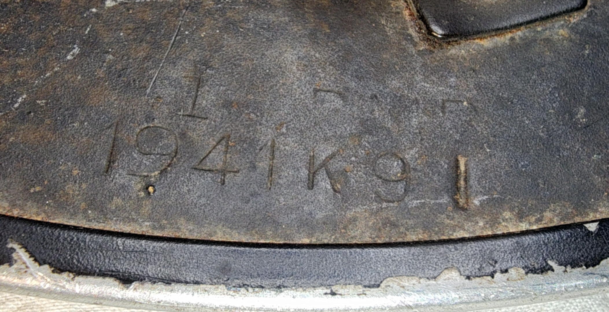 Close-up of the worn BMB 1941 shell marking