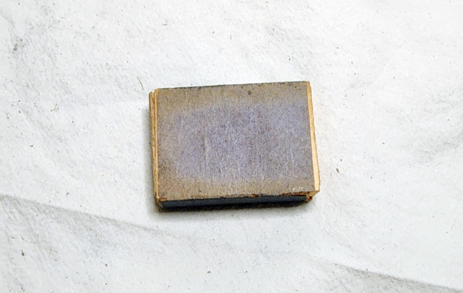 Plain paper-covered reverse of the wooden Welt-Hölzer matchbox