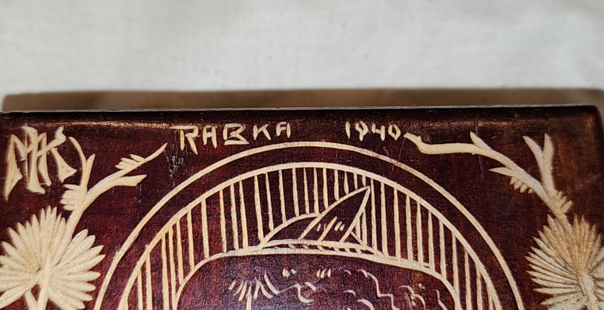 Close-up of the 'Rabka 1940' inscription carved into the box lid