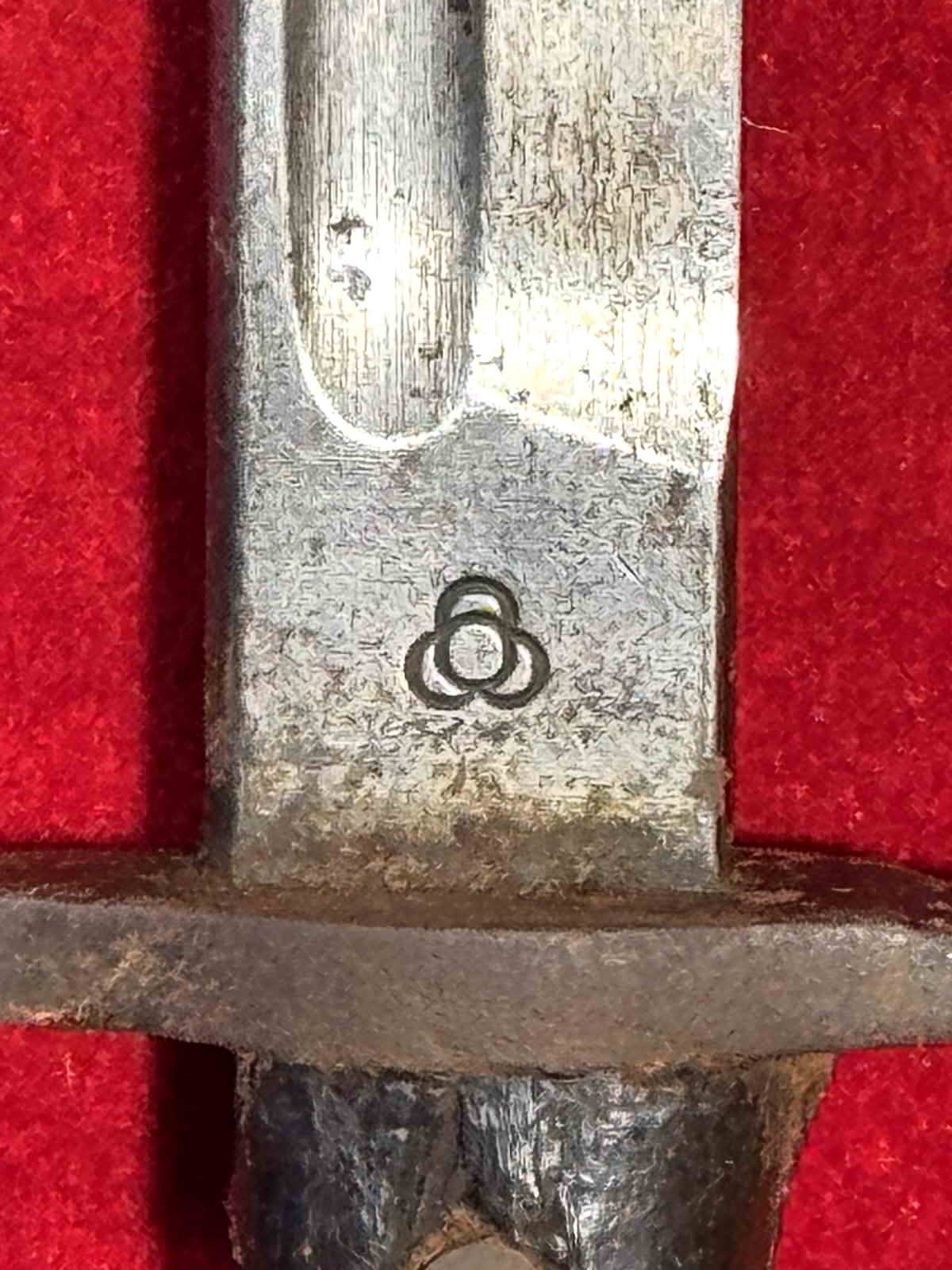 Four-cannonball Tokyo and Kokura Arsenal marking on the ricasso of the Type 30 bayonet