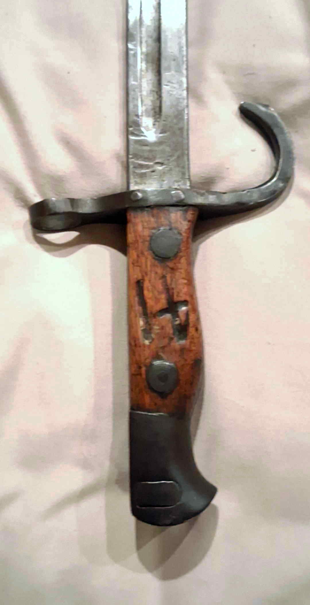 Opposite wood grip of the Japanese school bayonet with an unidentified branded property mark